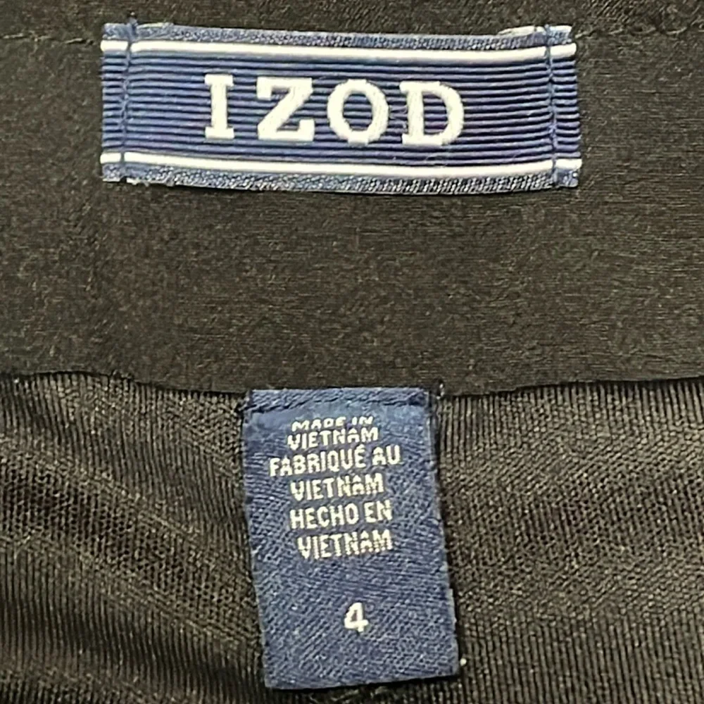 Black Izod sz 4 skort. flares out , light weight  and has built in shorts